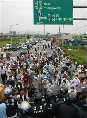 농민들이 비아 나들목에서 경찰과 대치하고 있다. 